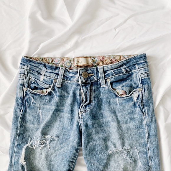 PAIGE! LIKE NEW! BLUE DISTRESSED DENIM JEAN CAPRIS! - Picture 2 of 3